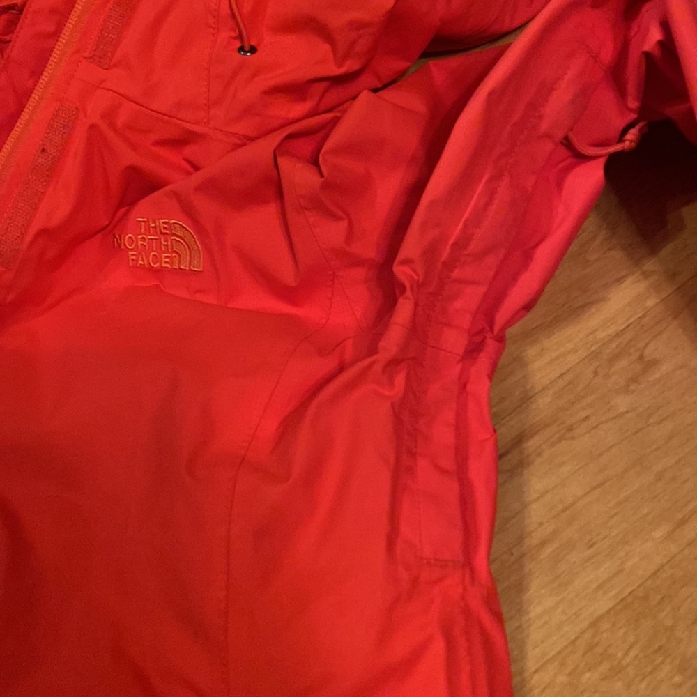 North face women’s windbreaker in neon red - Picture 10 of 12